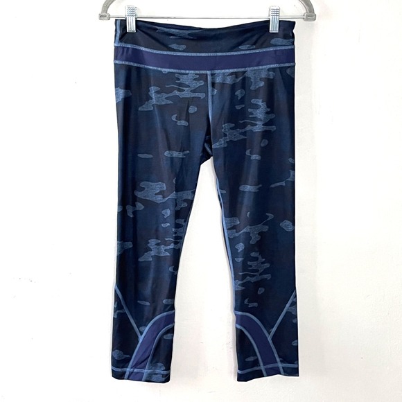 Lululemon Lotus Camo Capris‎ Leggings Womens 6 Blue Ink Yoga Workout Gym - Picture 1 of 9